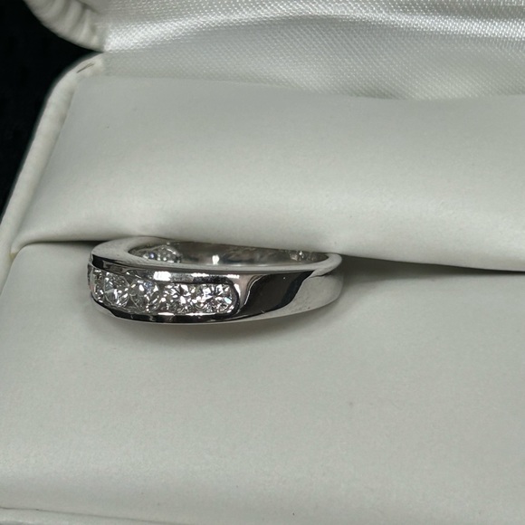 14kt white gold large diamonds band ring - Picture 2 of 8